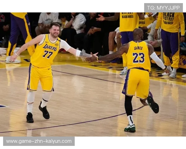 东契奇怒砸球鞋：裁判太离谱